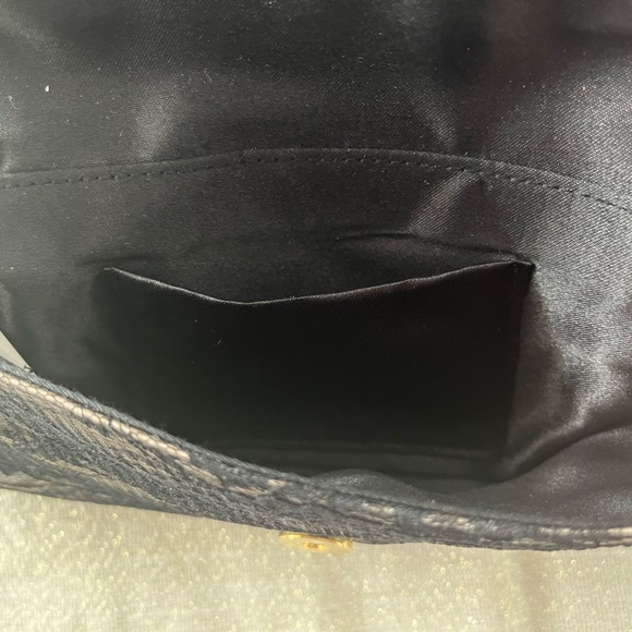 Black and beige lace clutch with over the shoulder option (black strap). - Picture 4 of 5